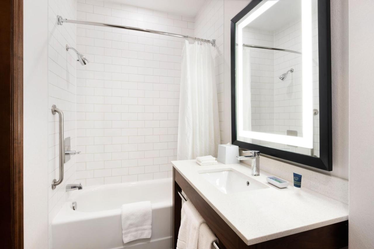 Four Points By Sheraton Calgary Airport Екстериор снимка
