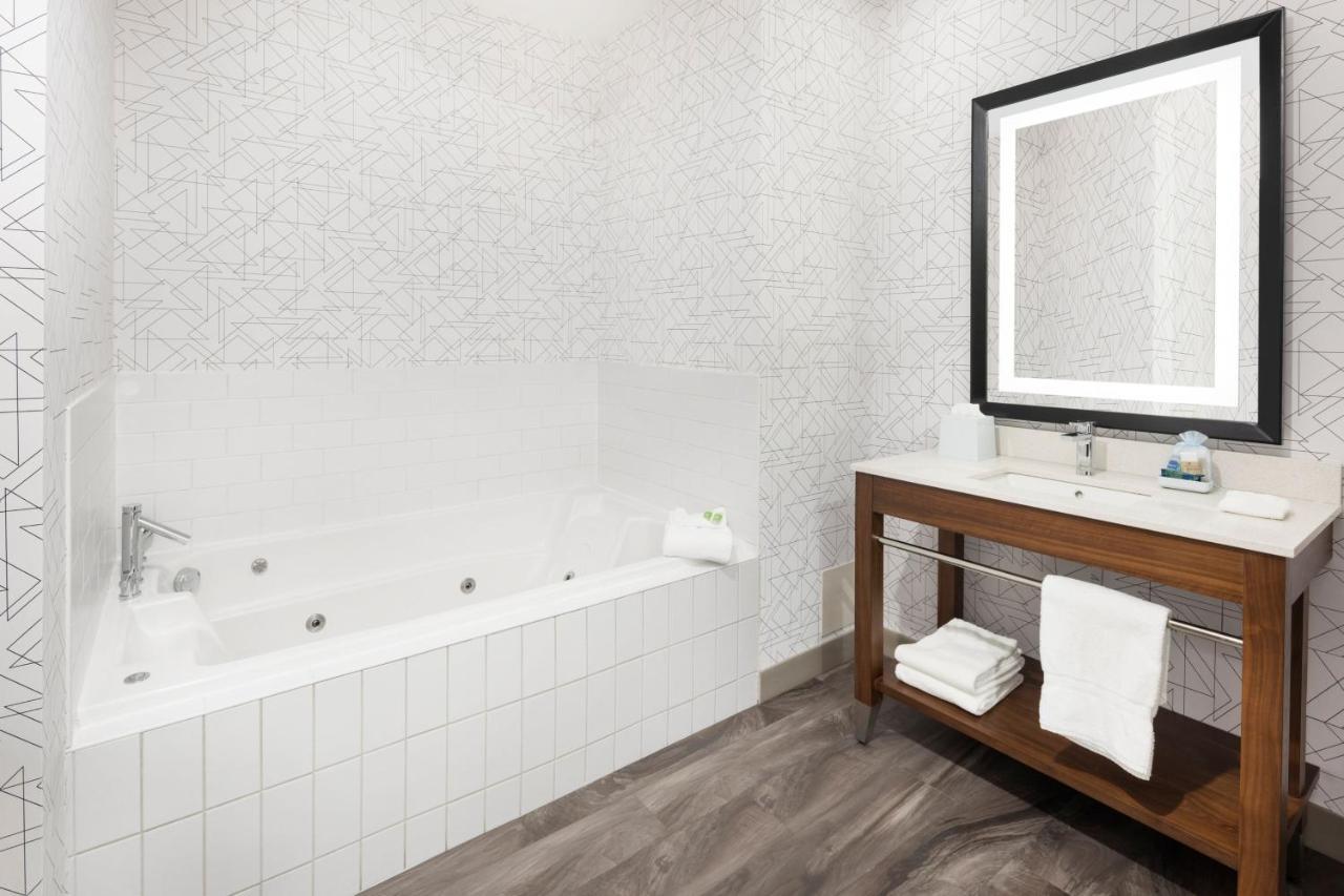 Four Points By Sheraton Calgary Airport Екстериор снимка