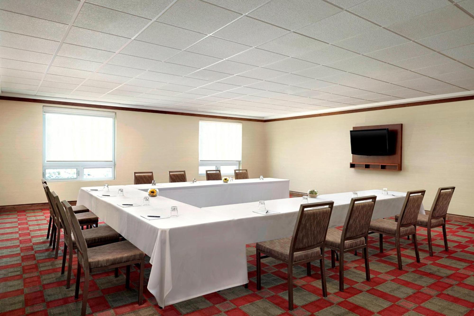 Four Points By Sheraton Calgary Airport Екстериор снимка