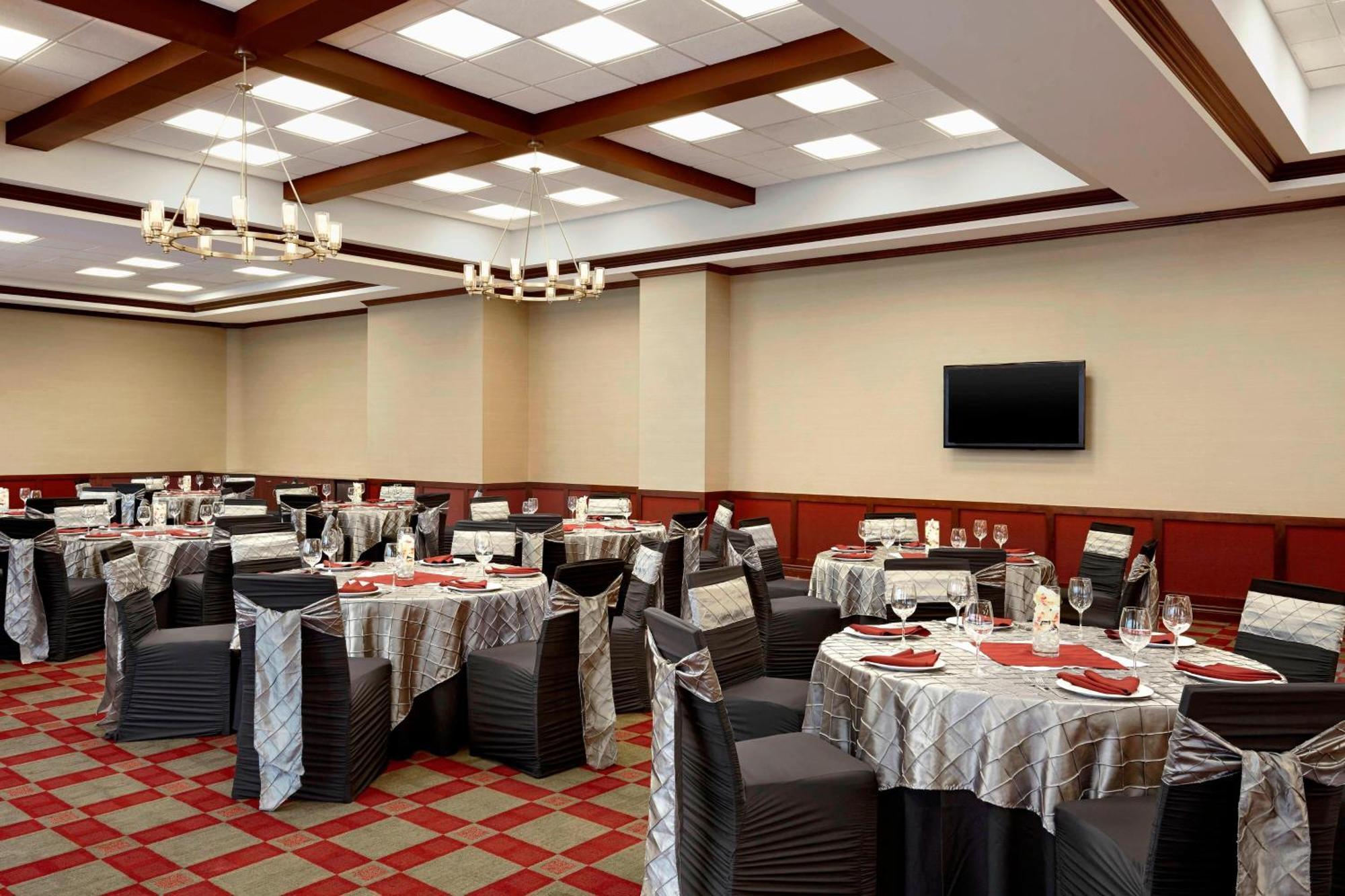 Four Points By Sheraton Calgary Airport Екстериор снимка
