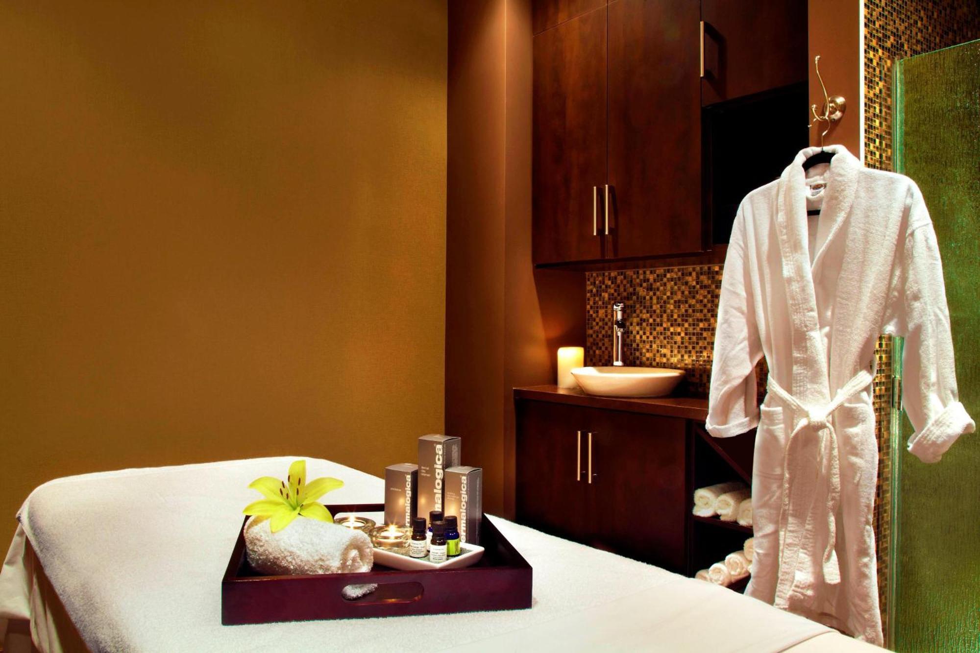 Four Points By Sheraton Calgary Airport Екстериор снимка